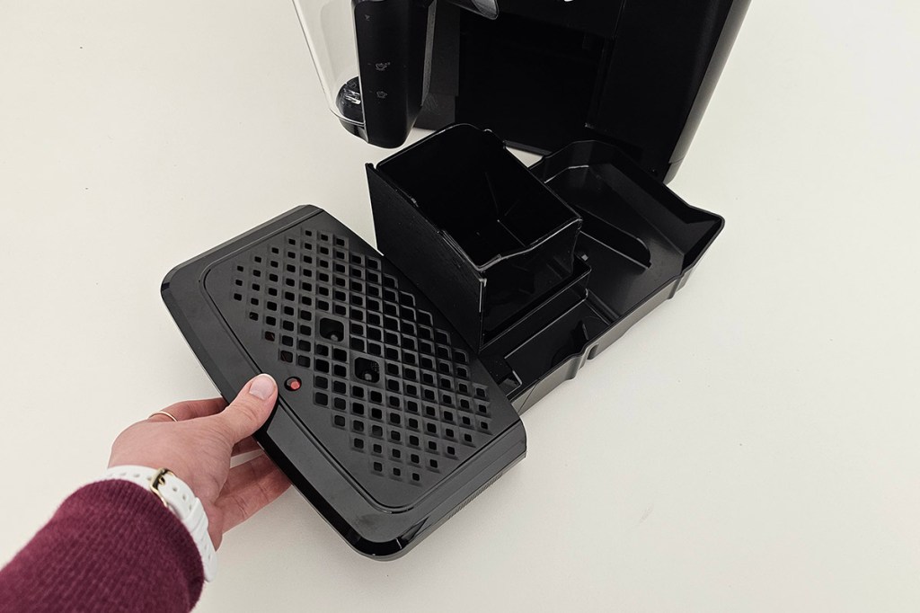 Tropfschale und Tresterbehälter des Kaffeevollautomaten