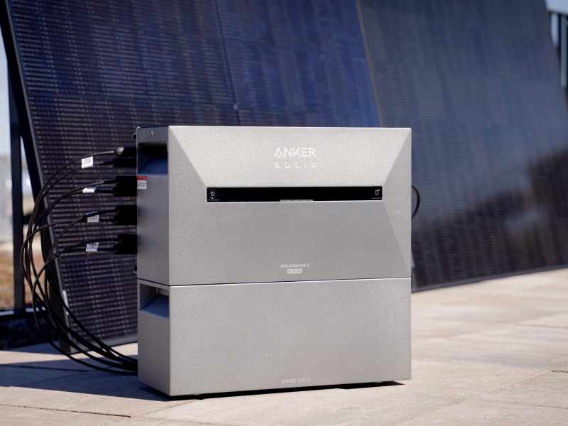 SOLARBANK III PRO -3 aus dem Balkonkraftwer-Deal von Kleines Kraftwerk steht vor einem Haus.