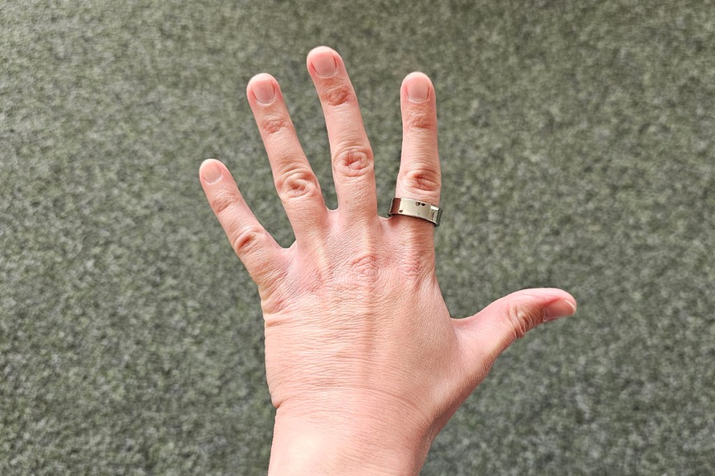 Smart Ring an Hand
