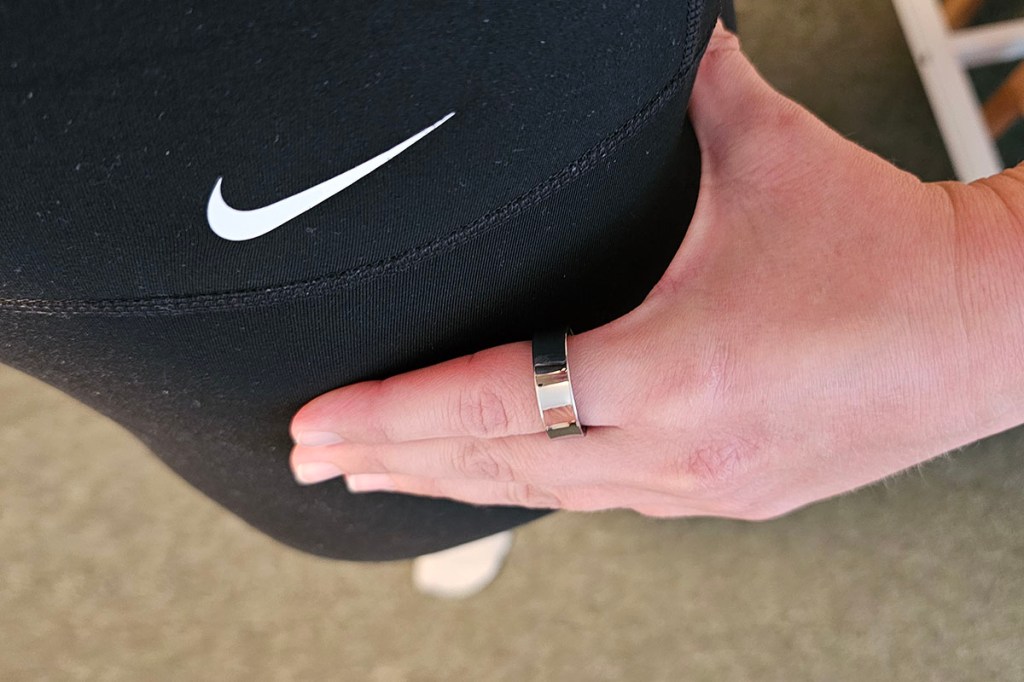 Smart Ring an Finger an Sporthose