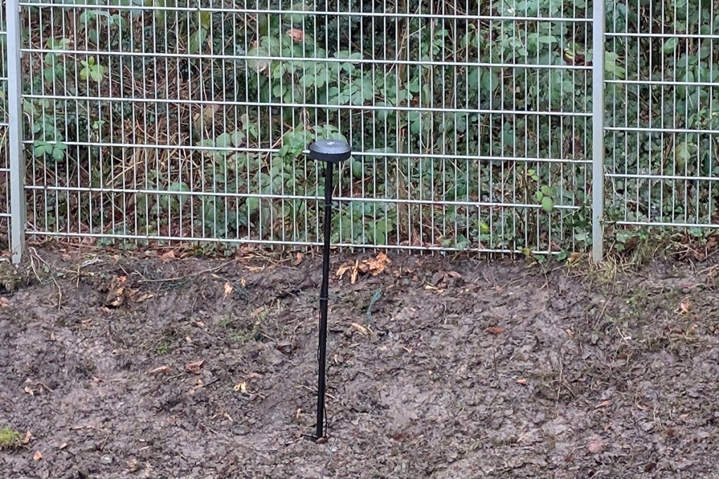 Die RTK-Antenne, im Boden einer Böschung stecken.