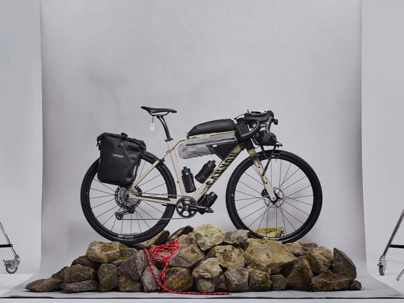 gravelbike in einem Studio, es steht auf einem Steinhaufen