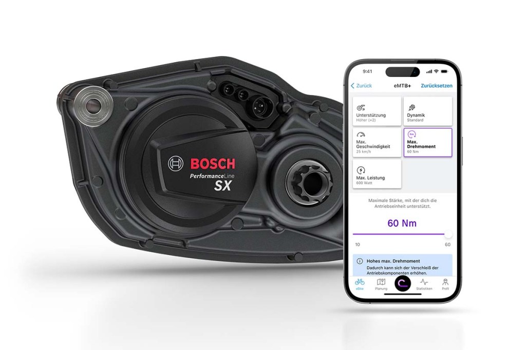 E-Bike-Motor und Smartphone im eBike Flow App auf weißem Grund, das Display zeigt Einstellungsmöglichkeiten für den Motor