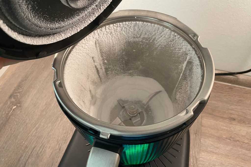 Der Thermomix TM7 Mixtopf mit pulverisiertem Zucker darin.