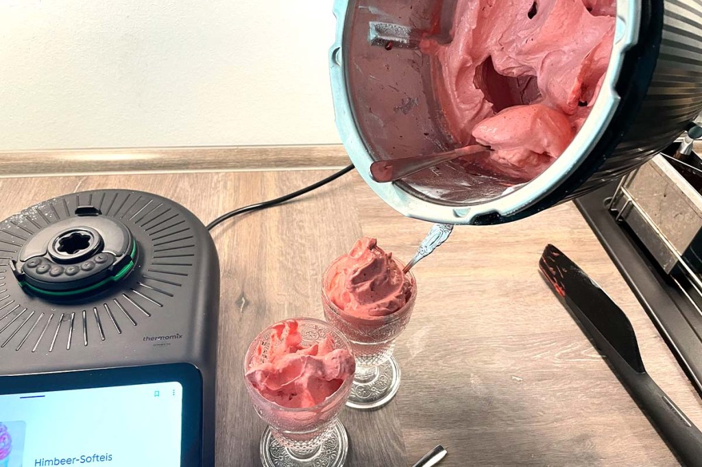 Rosa Masse wird aus dem Thermomix-Mixtopf in zwei Gläser gefüllt.