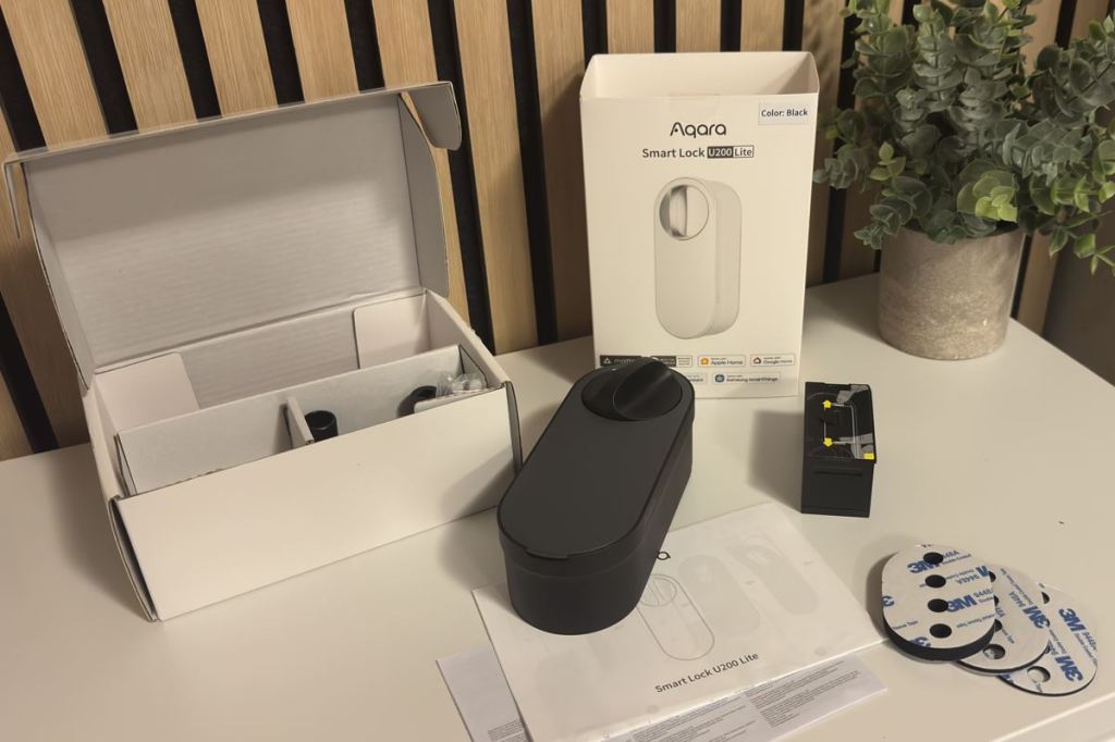 Smartes Türschloss Aqara Smart Lock U200 Lite und Zubehör auf Tisch