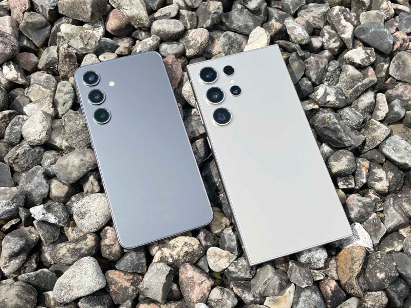 Zwei Samsung-Smartphones liegen auf Kies.