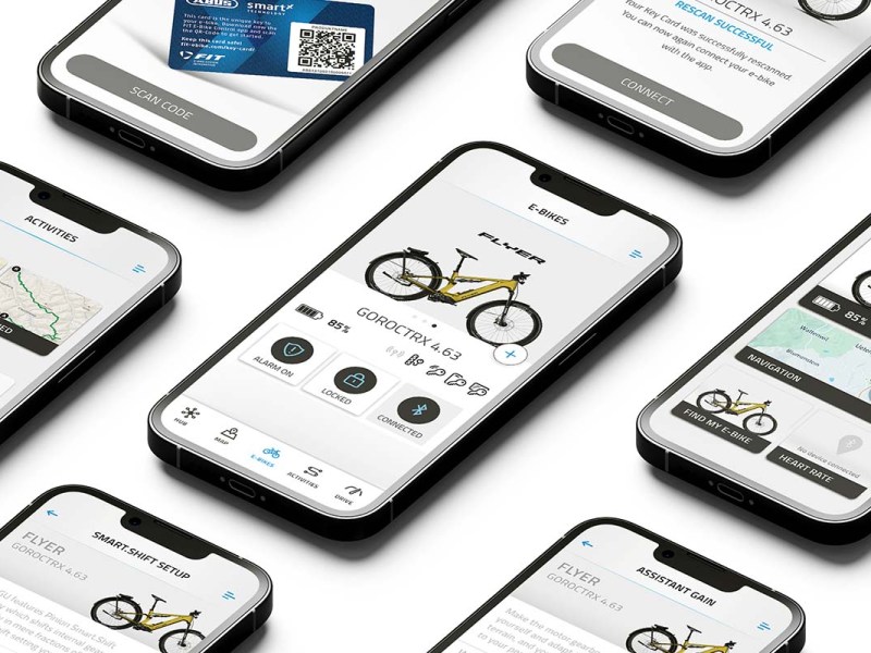 Mehrere Smartphones mit einer E-Bike-App nebeneinanderliegend